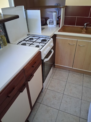 Fridge, microwave, oven, coffee/tea maker