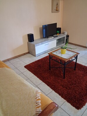 Télévision, livres, chaîne hi-fi