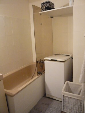 Badekar, hårtørrer, Toiletpapir