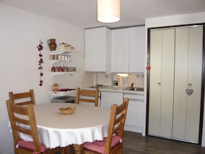 Frigorífico, microondas, placa de cocina y lavavajillas