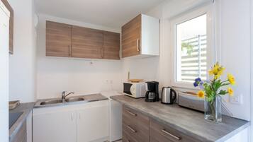 Réfrigérateur, micro-ondes, four, plaque de cuisson