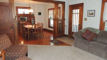 TV connectée, lecteur de DVD, livres