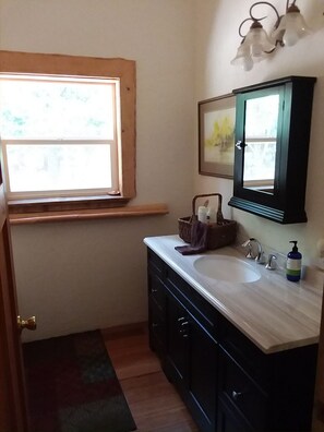 Combined shower/bathtub, towels, soap, shampoo