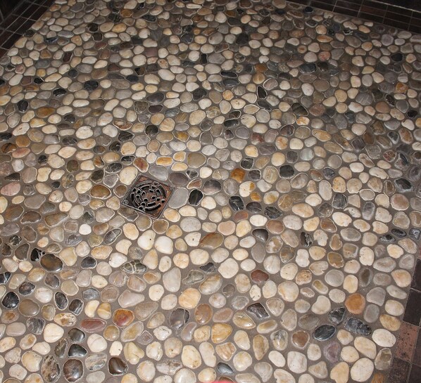 A floor with a mosaic of multicolored pebbles. - Penthouse in the heart of Downtown Fargo with private rooftop patio (Fargo)
