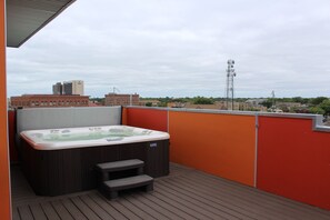 Outdoor spa tub - Penthouse in the heart of Downtown Fargo with private rooftop patio (Fargo)