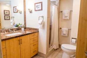 Shower, towels - Ma'alaea Surf, Unit G9-2BR Beachfront Condo, AC, Wi-Fi, TV, Pool, Kitchen (Kihei)