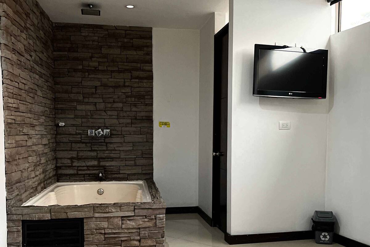Deluxe Double Room, 1 Double Bed, Non Smoking | Egyptian cotton sheets, premium bedding, WiFi (free), bed sheets