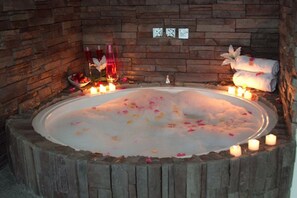 Deluxe Double Room, 1 Double Bed, Non Smoking | Bathroom | Hydromassage showerhead, towels