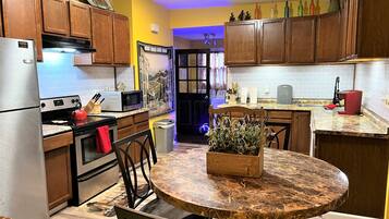 Coffee/tea maker, fridge, microwave, oven