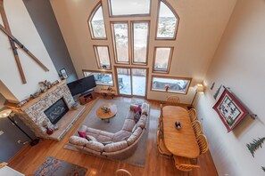 Älytelevisio, takka, DVD-soitin, kirjoja