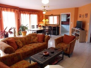 Téléviseur connecté, foyer, lecteur de DVD, chaîne audio