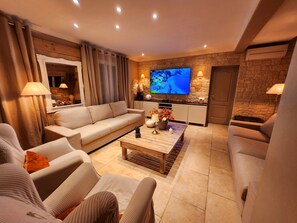 Smart-tv, een open haard en een stereo