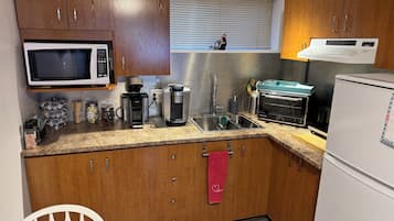 電子レンジ、コンロ、コーヒー / ティーメーカー、調理器具と食器