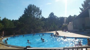 A swimming pool surrounded by trees and a building. - House in Moliets et Maâ for 5 people (Moliets-Et-Maa)