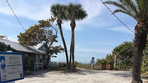 Señal de acceso a la playa del municipio de Longboat Key.