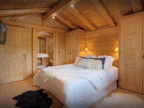 4 habitaciones, tabla de planchar con plancha, wifi y ropa de cama 