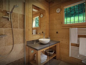 Baignoire, articles de toilette (gratuits), séchoir à cheveux