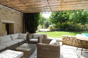 Terrace/patio - Provence -Luberon pretty old farmhouse with swimming pool (Saignon)