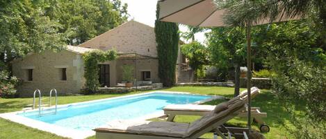 Lämmitetty uima-allas