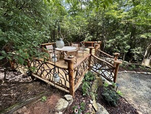 Outdoor dining - Aunt Babbies Cabin in Pisgah Forest (Pisgah Forest)