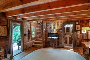 1 bedroom, iron/ironing board, bed sheets - Aunt Babbies Cabin in Pisgah Forest (Pisgah Forest)