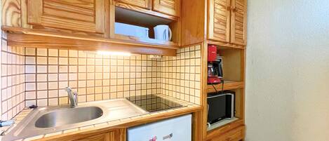 Fridge, microwave, dishwasher, coffee/tea maker