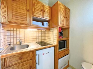 Een koelkast, een magnetron, een vaatwasser