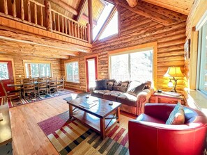 Smart TV, fireplace, books - Log cabin with fireplace, minutes from skiing, snowmobiling, xc ski, and more! (Whitefish)