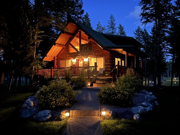 Exterior - Log cabin with fireplace, minutes from skiing, snowmobiling, xc ski, and more! (Whitefish)