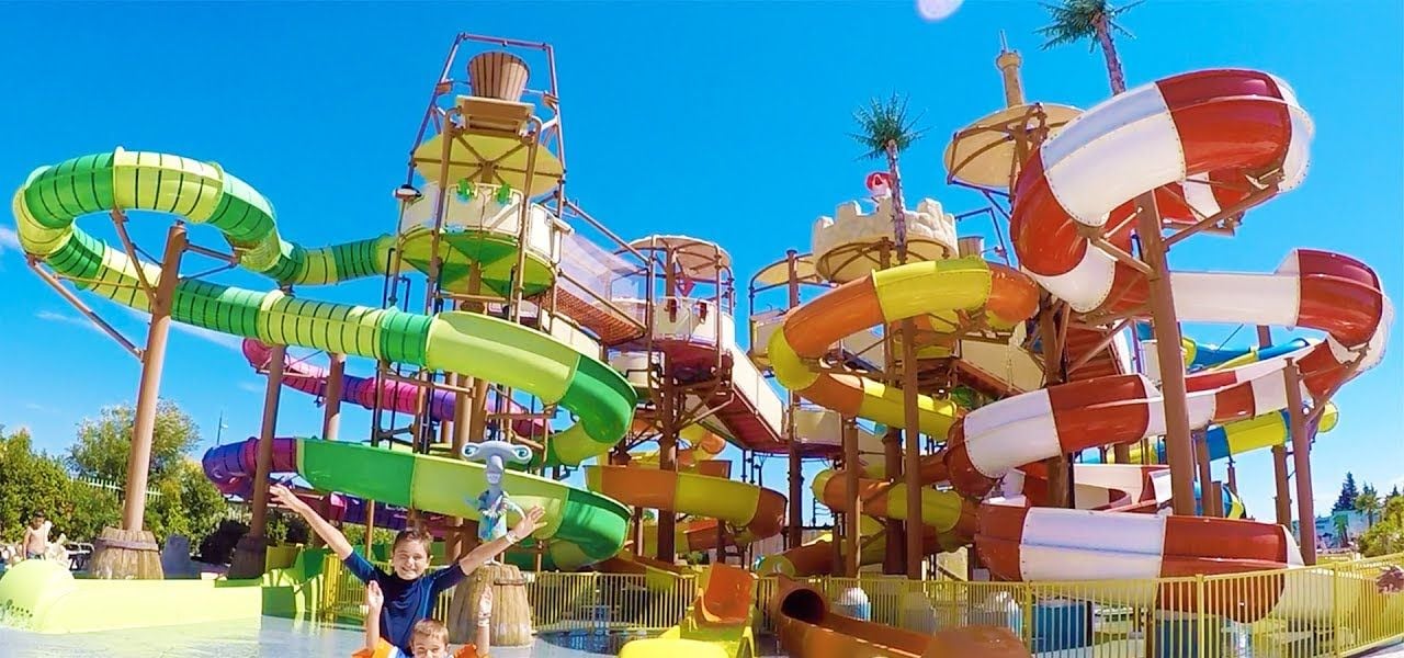 Ein Wasserpark mit mehreren Wasserrutschen und einem großen Poolbereich.