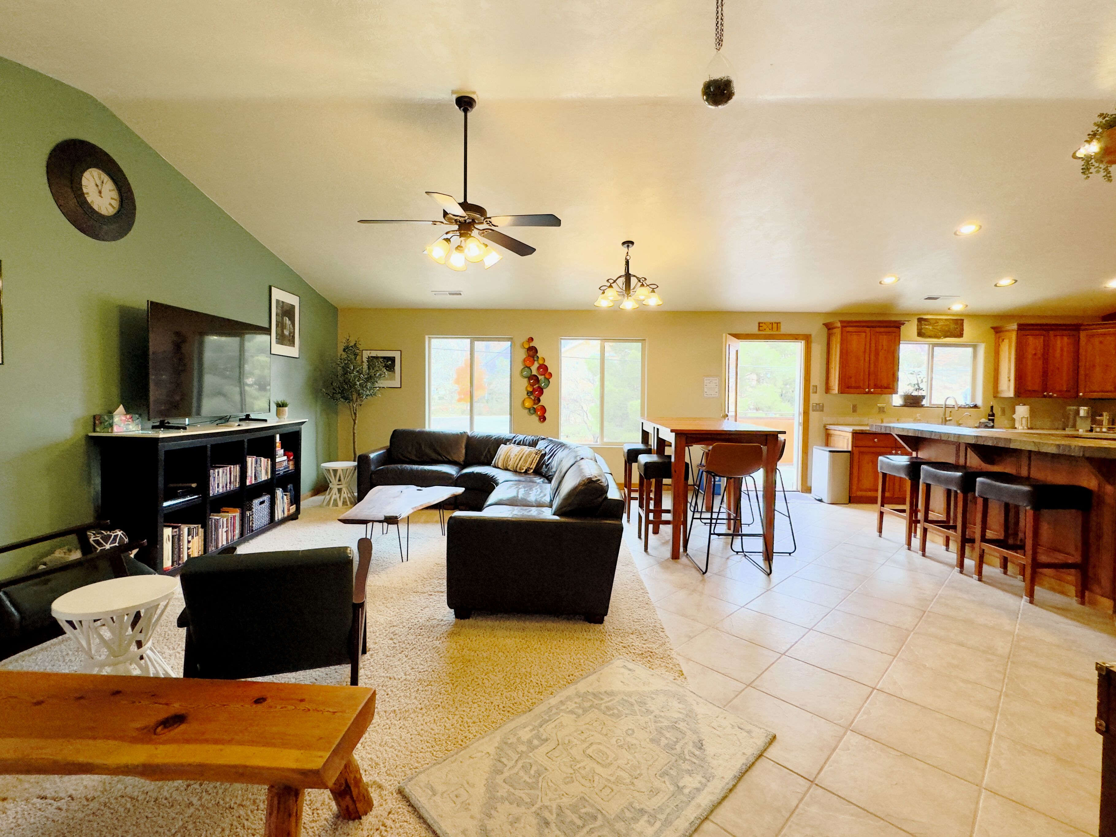 Smart-TV, Kamin, DVD-Player, Bücher