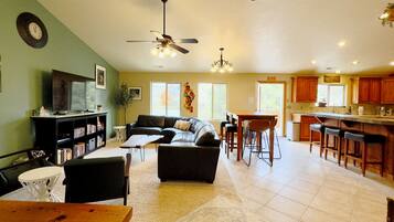 Smart-TV, Kamin, DVD-Player, Bücher