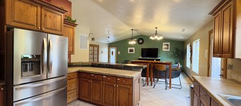 AMZG Views, Walkable, Clean & Spacious 3 bdrm w/PATIO, right downtown! Sleeps 8