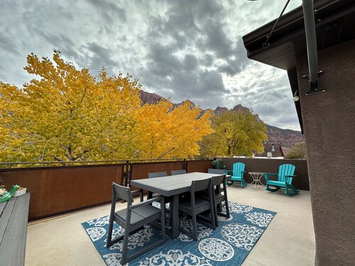 Private Patio, FIREPLACE, King beds, Walkable, right downtown!