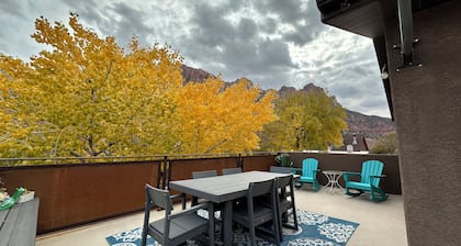 Private Patio, FIREPLACE, King beds, Walkable, right downtown!