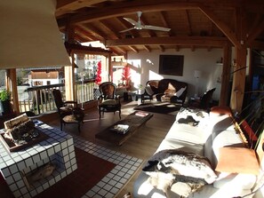 Téléviseur, foyer, lecteur de DVD, livres