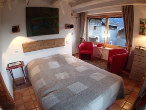 4 chambres, fer et planche à repasser, lit de bébé portatif