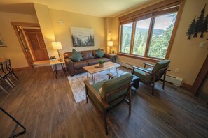 Smart TV, fireplace - 3rd floor balcony | Pool & Hot Tub (Dillon)