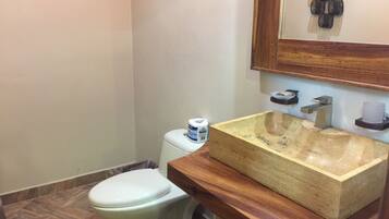 Kombinasi shower/bathtub dan handuk