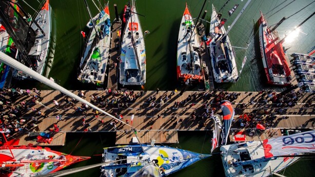 Un grand événement de voile en intérieur, avec de nombreux bateaux amarrés en rangées.