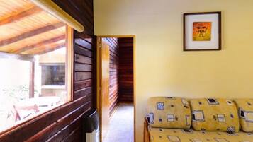 Habitación triple estándar, 1 cama matrimonial y sofá cama, para no fumadores, baño privado | Sala de estar | Televisión de pantalla plana