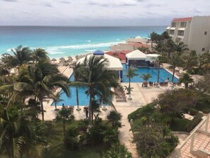 Piscina externa, espreguiçadeiras