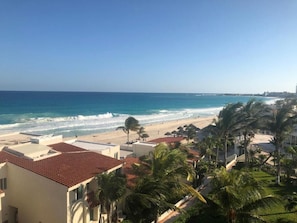 On the beach - Ocean Front Suites by Rodero Condos (Cancun)