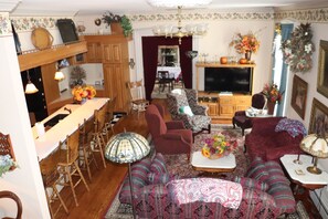 Een smart-tv, een open haard en een muziekbibliotheek