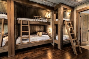 6 Schlafzimmer, Schreibtisch, Bügeleisen/Bügelbrett, Reisekinderbett
