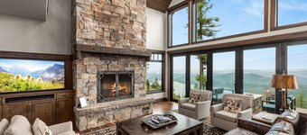 真新しい、スキーイン/スキーアウト不動産、プライベートホットタブ、ゲームルーム、最高の景色！