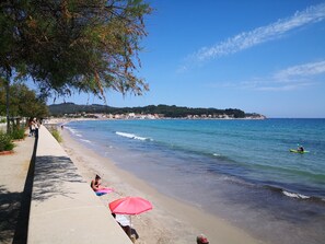 På stranden