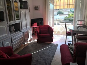 TV, books, music library, stereo - Close to beaches, nice apartment 65 m2, with view, in very quiet residence (La Seyne-Sur-Mer)