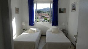 2 habitaciones, escritorio, tabla de planchar con plancha y wifi