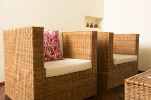 Smart TV, chimenea, reproductor de DVD y libros